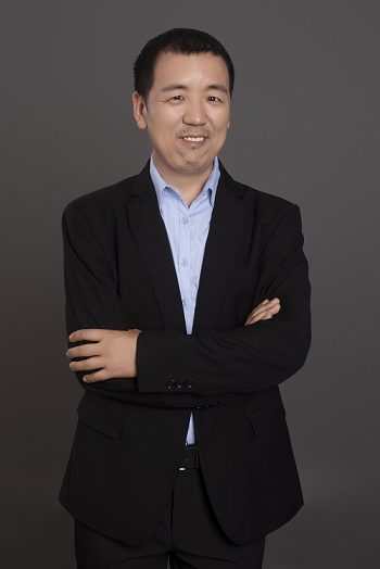 梁振华照片.png